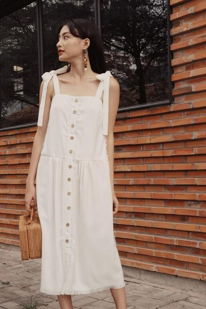 Điểm nhấn hàng khuy trước làm chiếc váy trơn màu trở nên thú vị hơn.